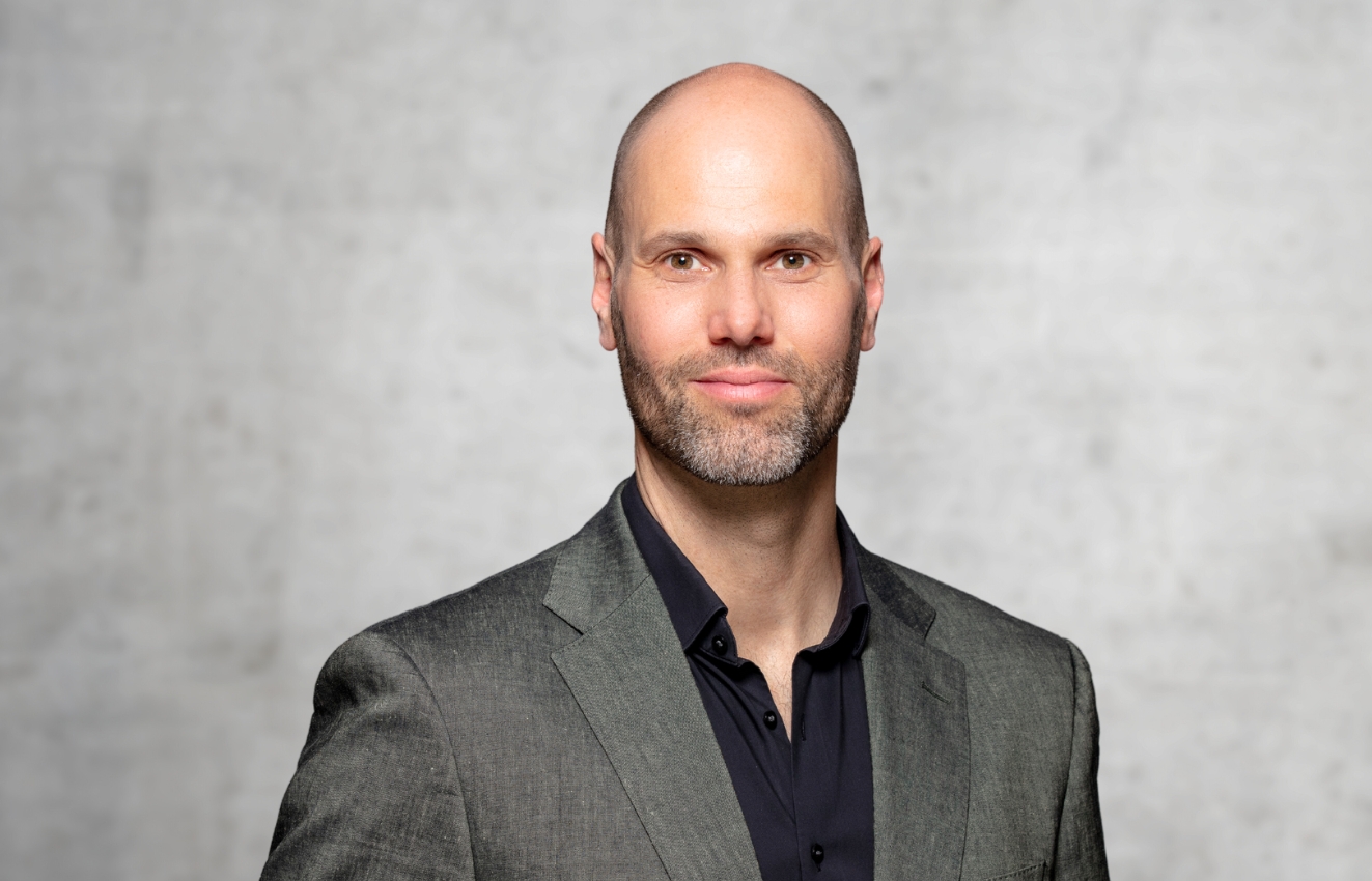 Portraitbild Christof Schmid vor Steinwand